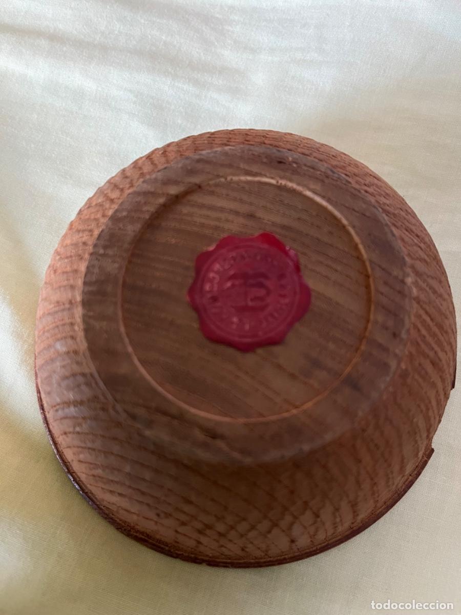 Antig&uuml;edades: Bombonera de madera con esv&aacute;stica - Foto 3