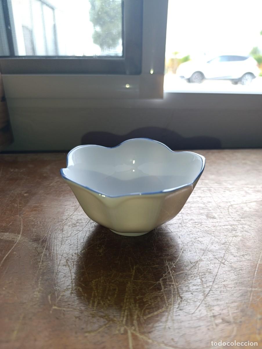Antig&uuml;edades: cuenco de porcelana con forma de flor - Foto 1