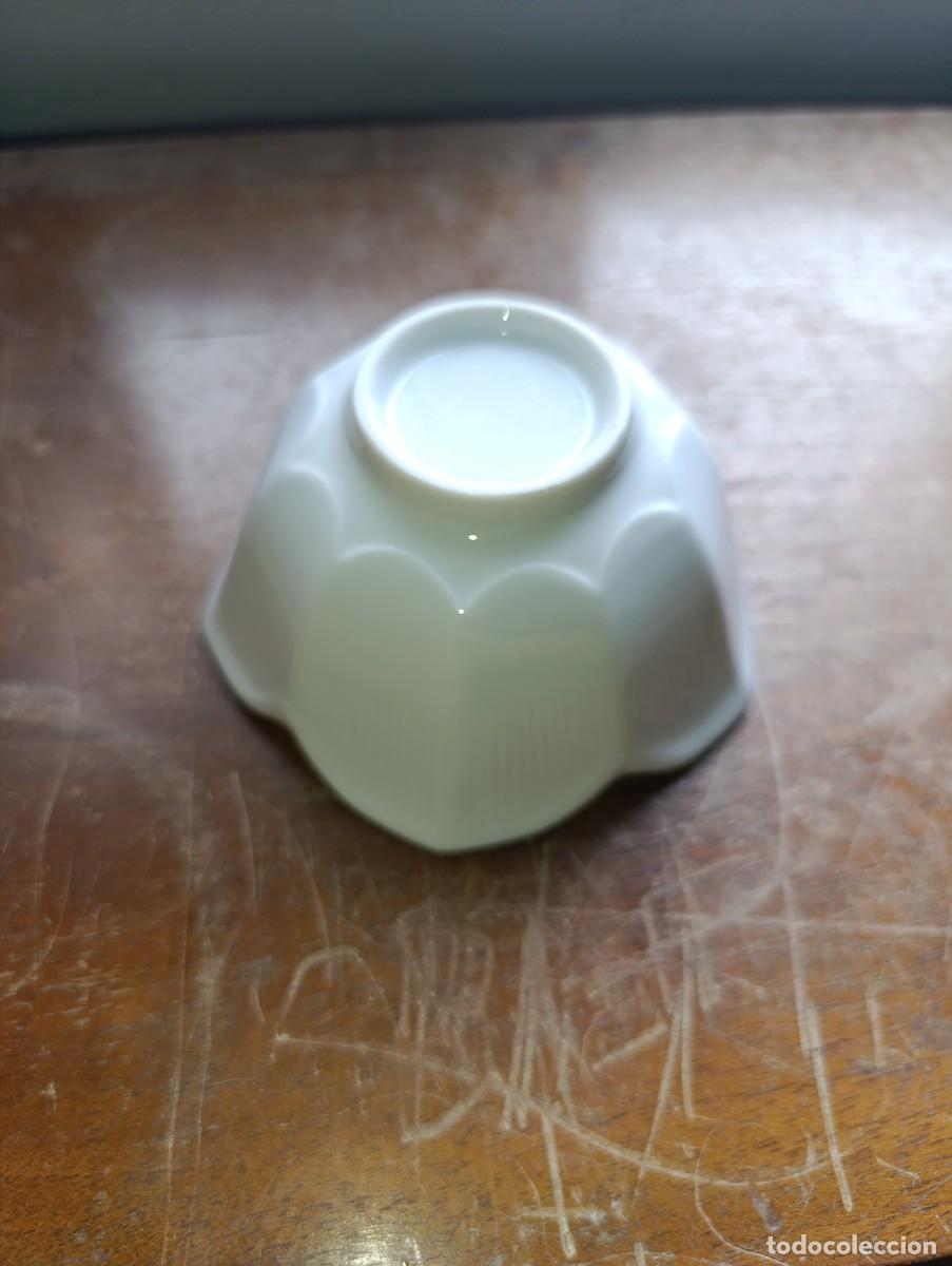 Antig&uuml;edades: cuenco de porcelana con forma de flor - Foto 4