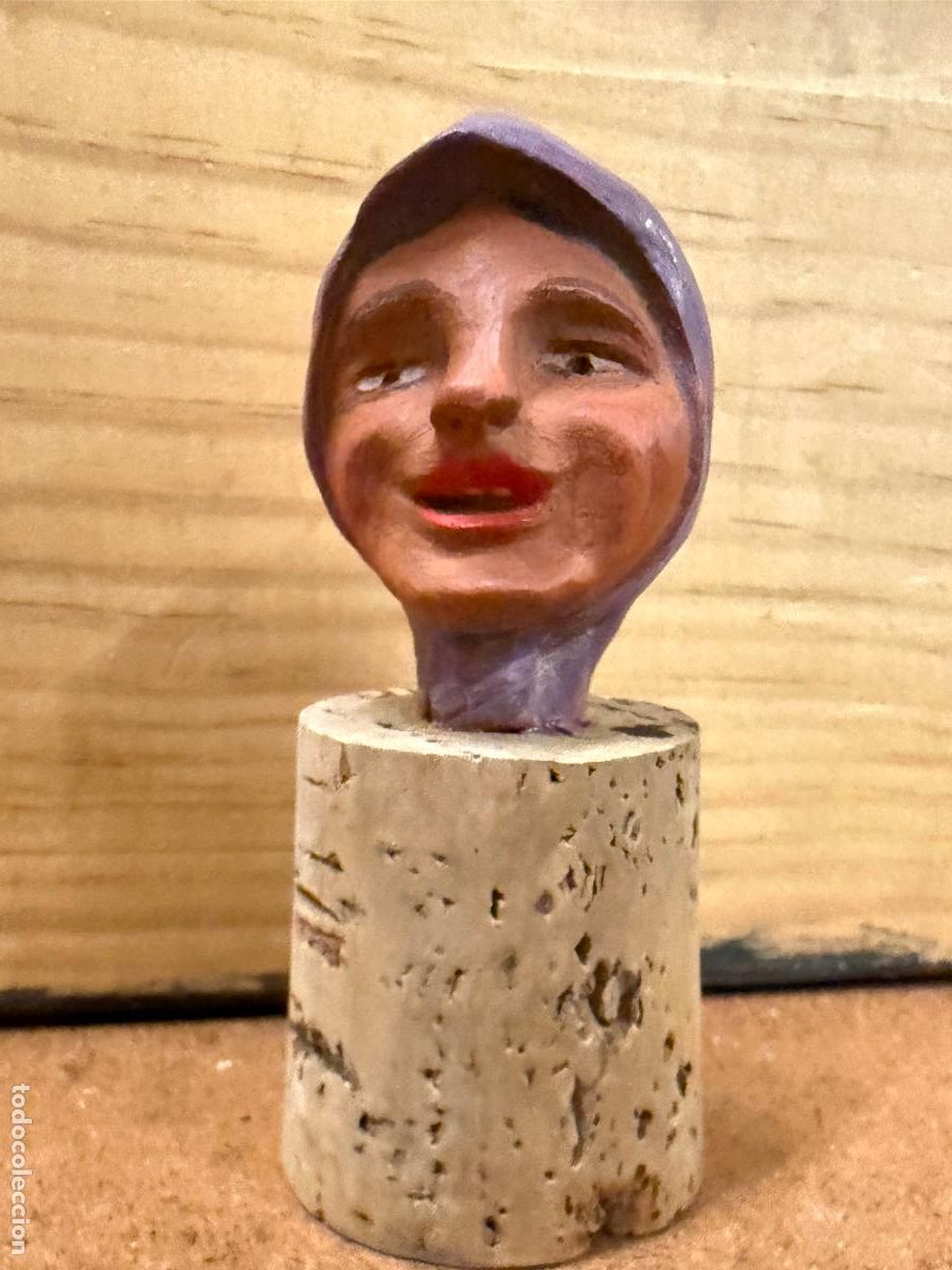 Antiguidades: Curiosa figura de terracota PAYESA sobre base de corcho. Mide 8,5cms en total.