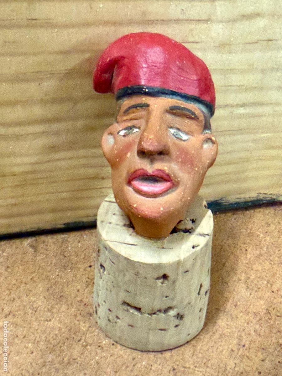 Antiguidades: Curiosa figura de terracota PAYES sobre base de corcho. Mide 8,5cms en total.