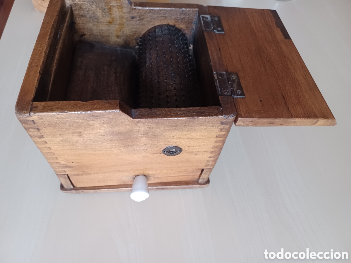 Antig&uuml;edades: Rallador Antiguo de madera -La R&aacute;pida- Funcional y con Historia - Foto 4