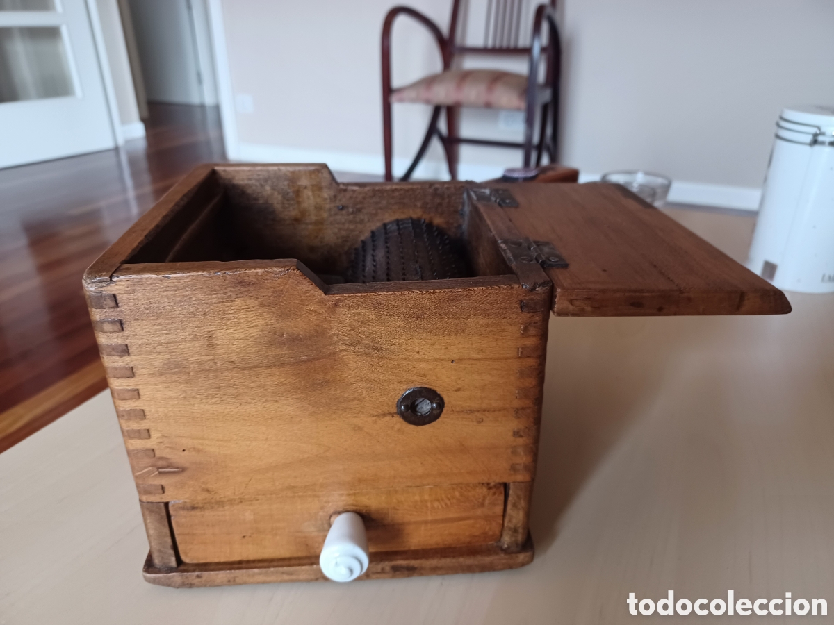 Antig&uuml;edades: Rallador Antiguo de madera -La R&aacute;pida- Funcional y con Historia - Foto 9