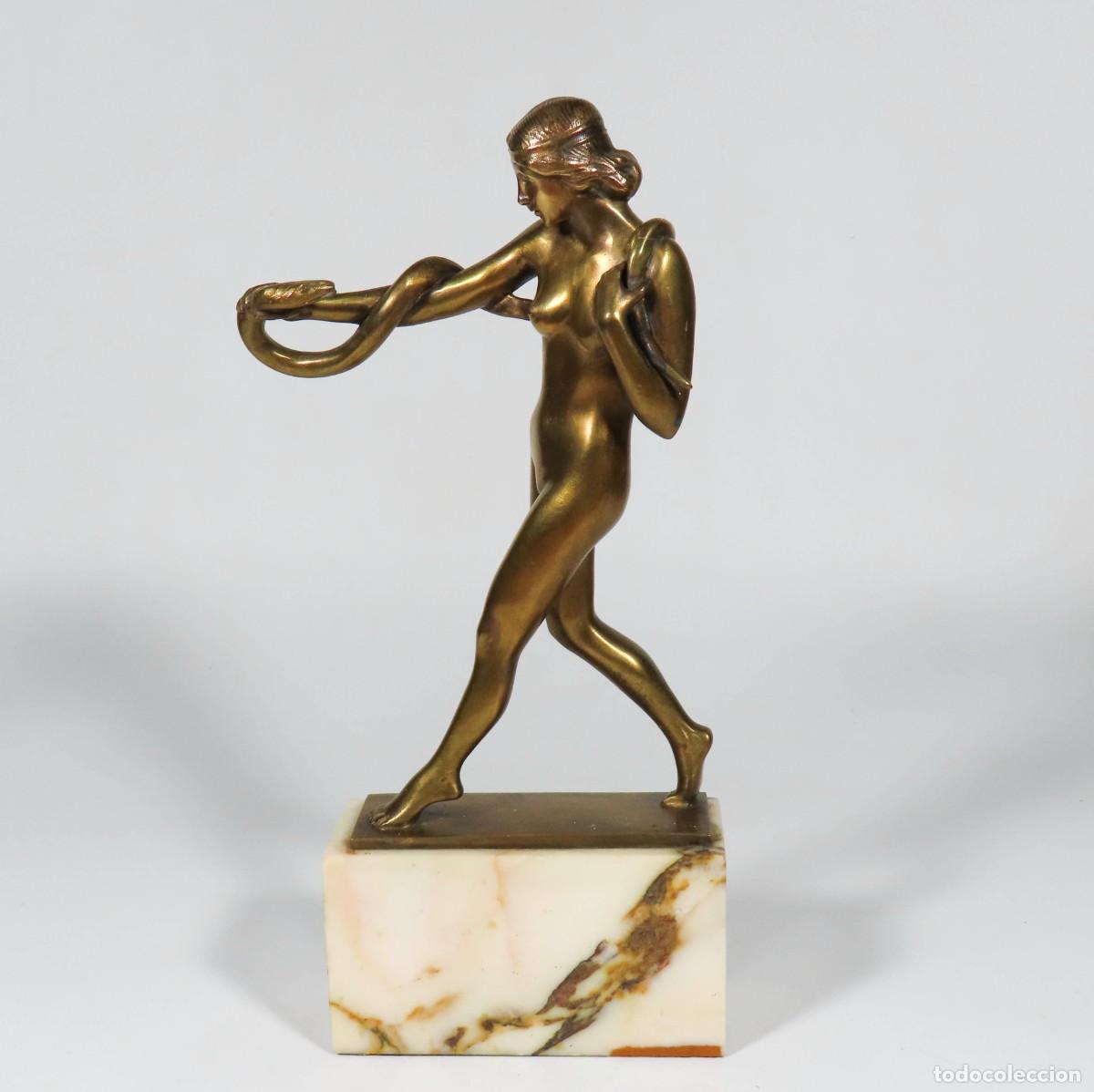 Antig&uuml;edades: FIGURA ART DECO DE BRONCE MUJER CON SERPIENTE - Foto 1