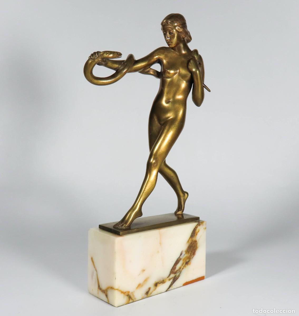 Antig&uuml;edades: FIGURA ART DECO DE BRONCE MUJER CON SERPIENTE - Foto 2