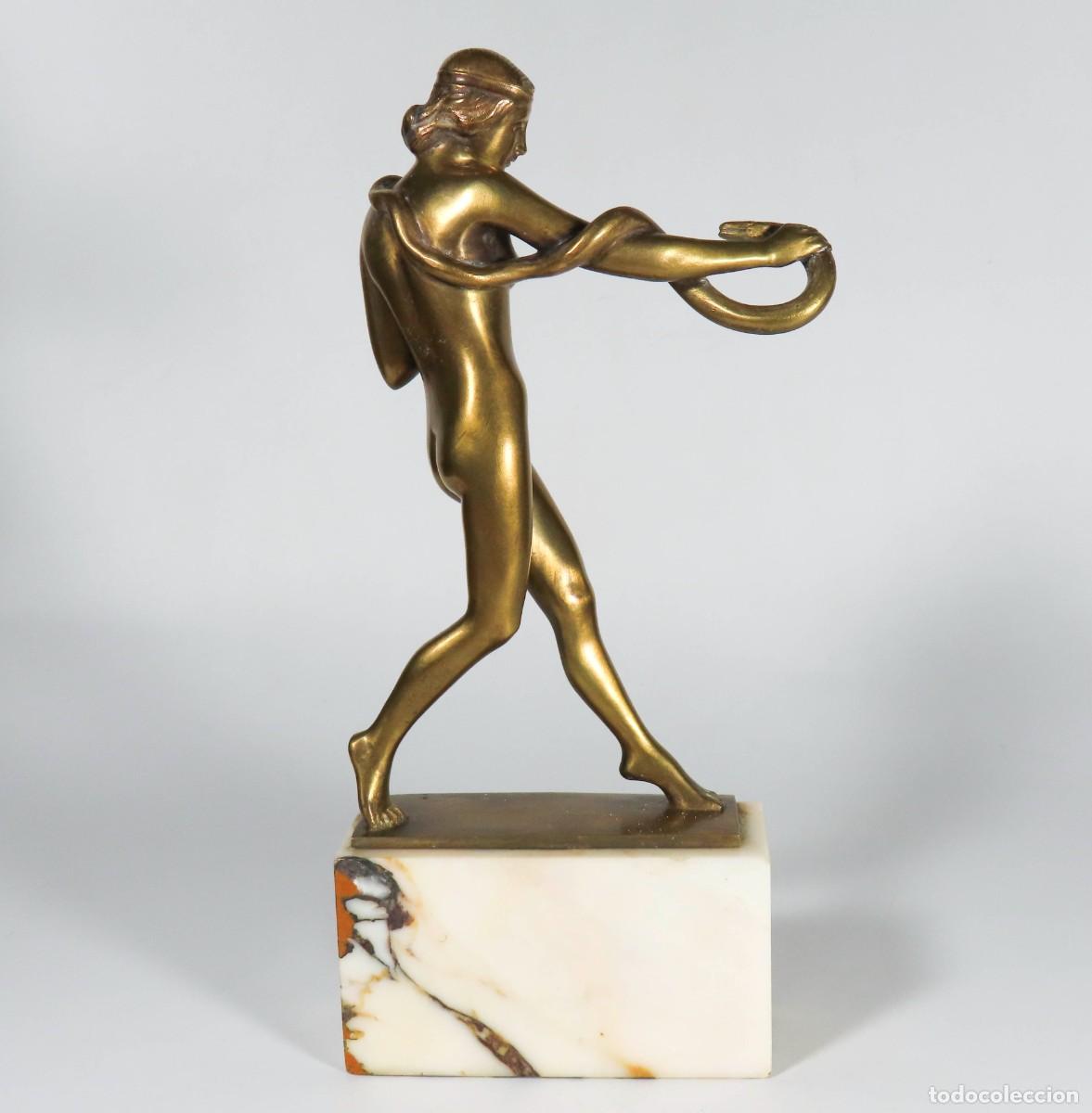 Antig&uuml;edades: FIGURA ART DECO DE BRONCE MUJER CON SERPIENTE - Foto 3