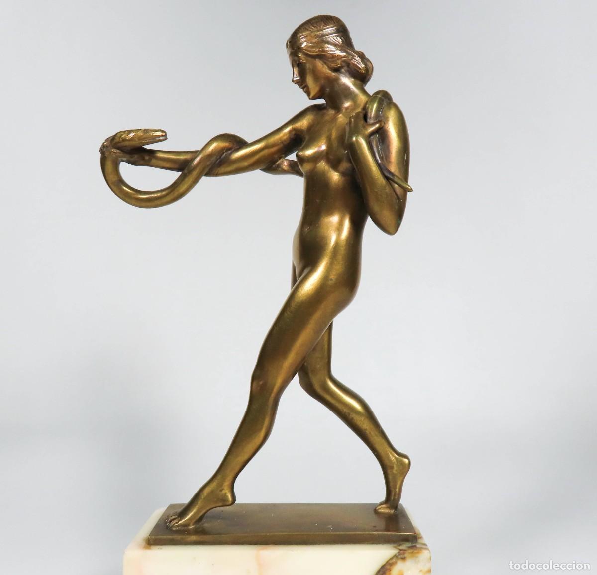 Antig&uuml;edades: FIGURA ART DECO DE BRONCE MUJER CON SERPIENTE - Foto 4