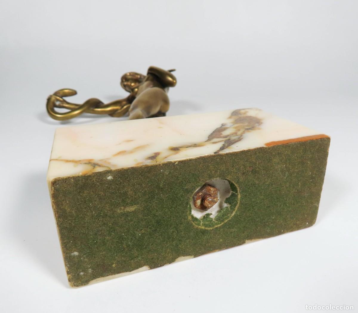 Antig&uuml;edades: FIGURA ART DECO DE BRONCE MUJER CON SERPIENTE - Foto 5