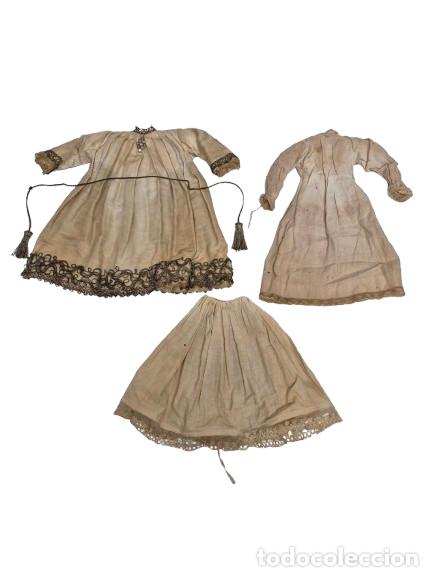 Antig&uuml;edades: Conjunto de Ropa para Virgen Cap y Pota - Vestido, Enaguas - Seda con Bordados en Hilo Dorado - XIX