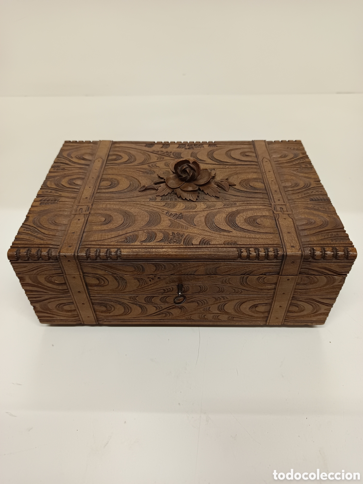 Antig&uuml;edades: Caja de madera finamente tallada - Foto 1