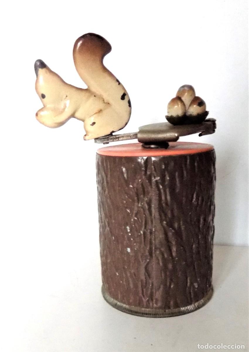 Antiquit&eacute;s: &iexcl;PIEZA &Uacute;NICA! MOLINILLO DE PIMIENTA CON ARDILLA EN LA MANIVELA DESPLEGABLE. &iquest;ALEMANIA? CA.1955/1965