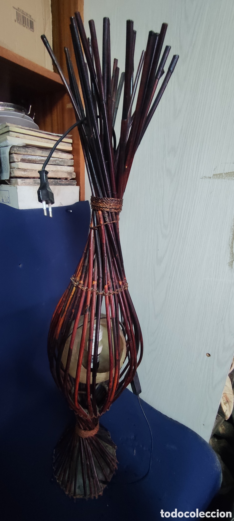 Antig&uuml;edades: Lampara de pie de mimbre - Foto 3