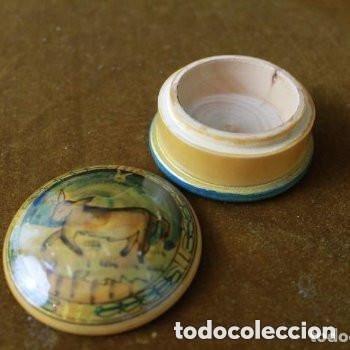 Antig&uuml;edades: Peque&ntilde;a caja de madera, tapa decorada. - Foto 2