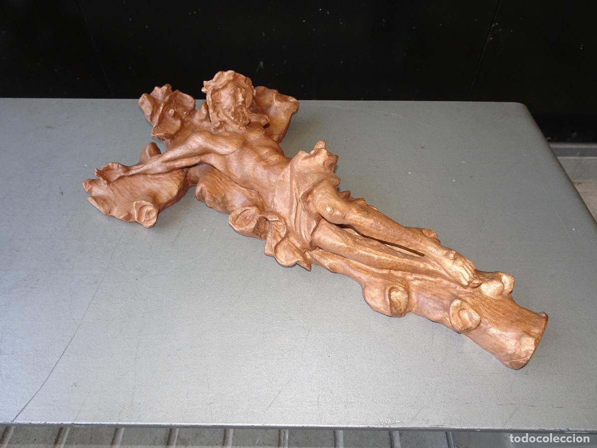 Antig&uuml;edades: Cristo crucificado, en madera tallada. - Foto 1