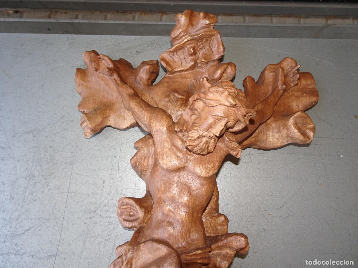 Antig&uuml;edades: Cristo crucificado, en madera tallada. - Foto 3