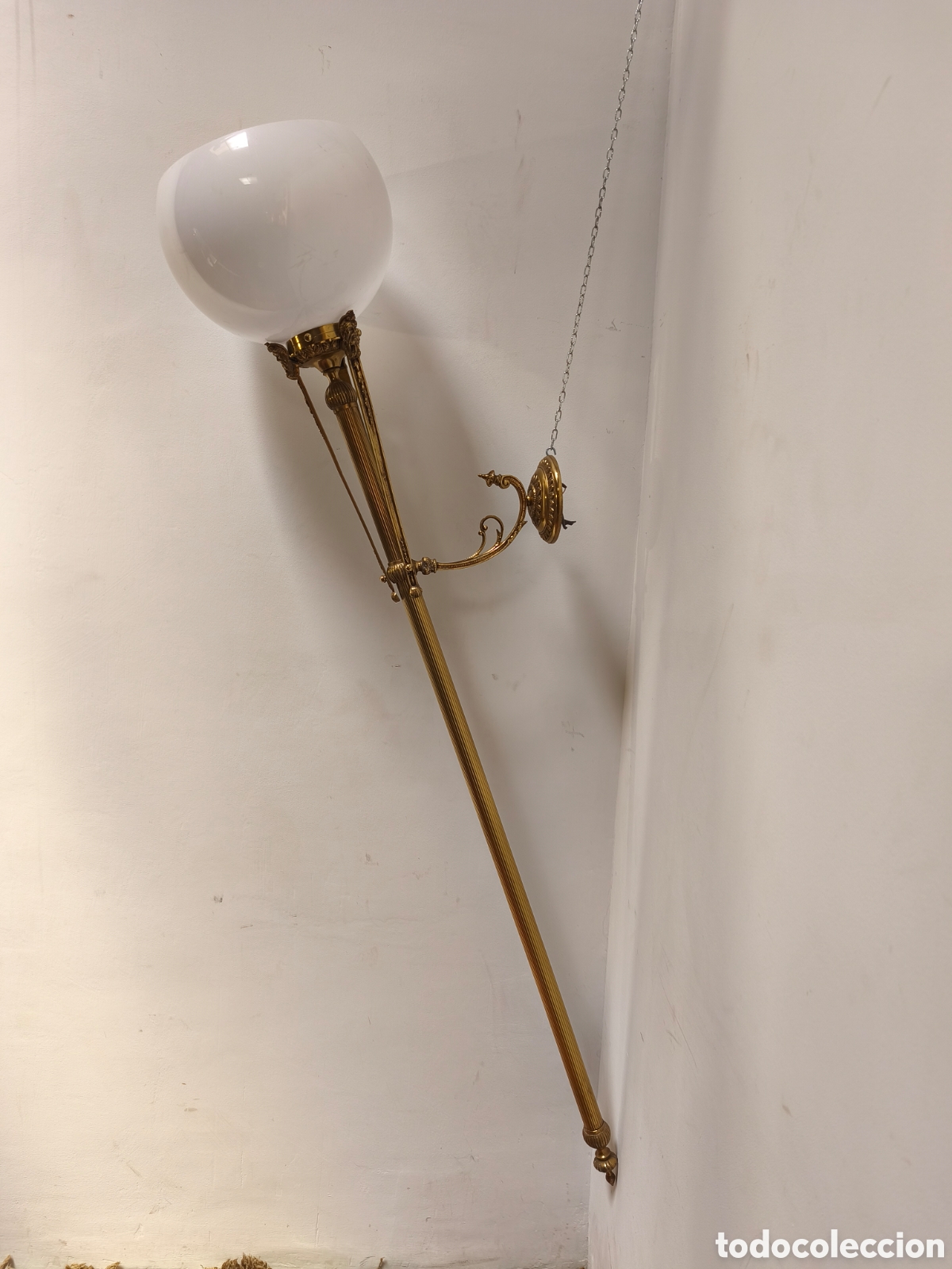 Antig&uuml;edades: Lampara antorcha de bronce con tulipa - Foto 6