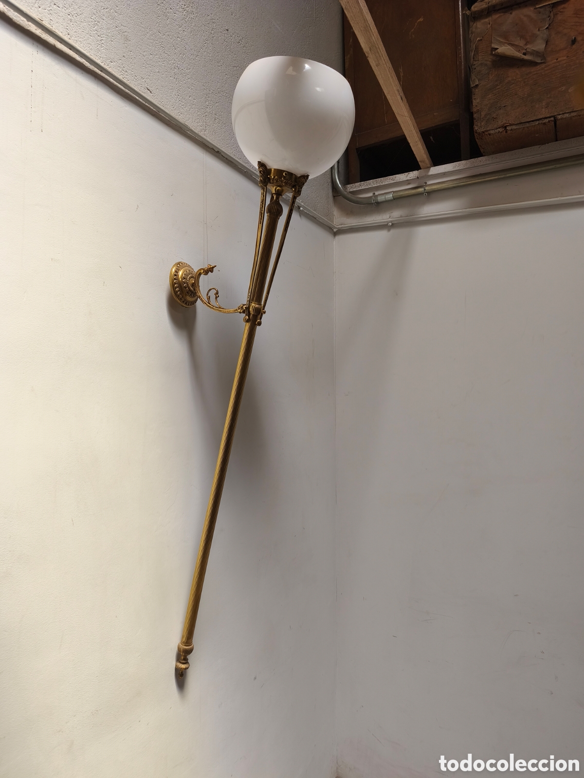 Antig&uuml;edades: Lampara antorcha de bronce con tulipa - Foto 1