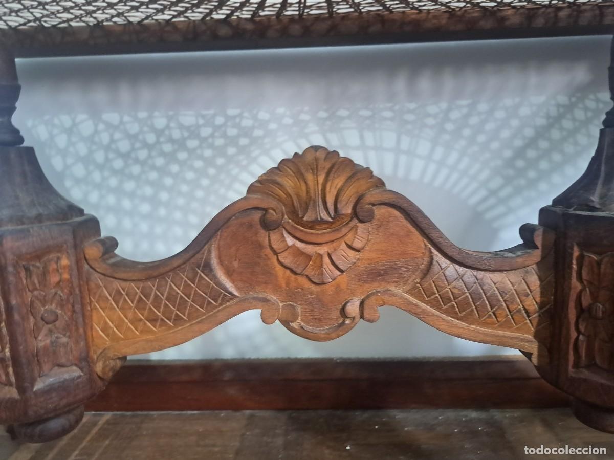 Antig&uuml;edades: Mesa de centro antigua en madera y paja - Foto 11