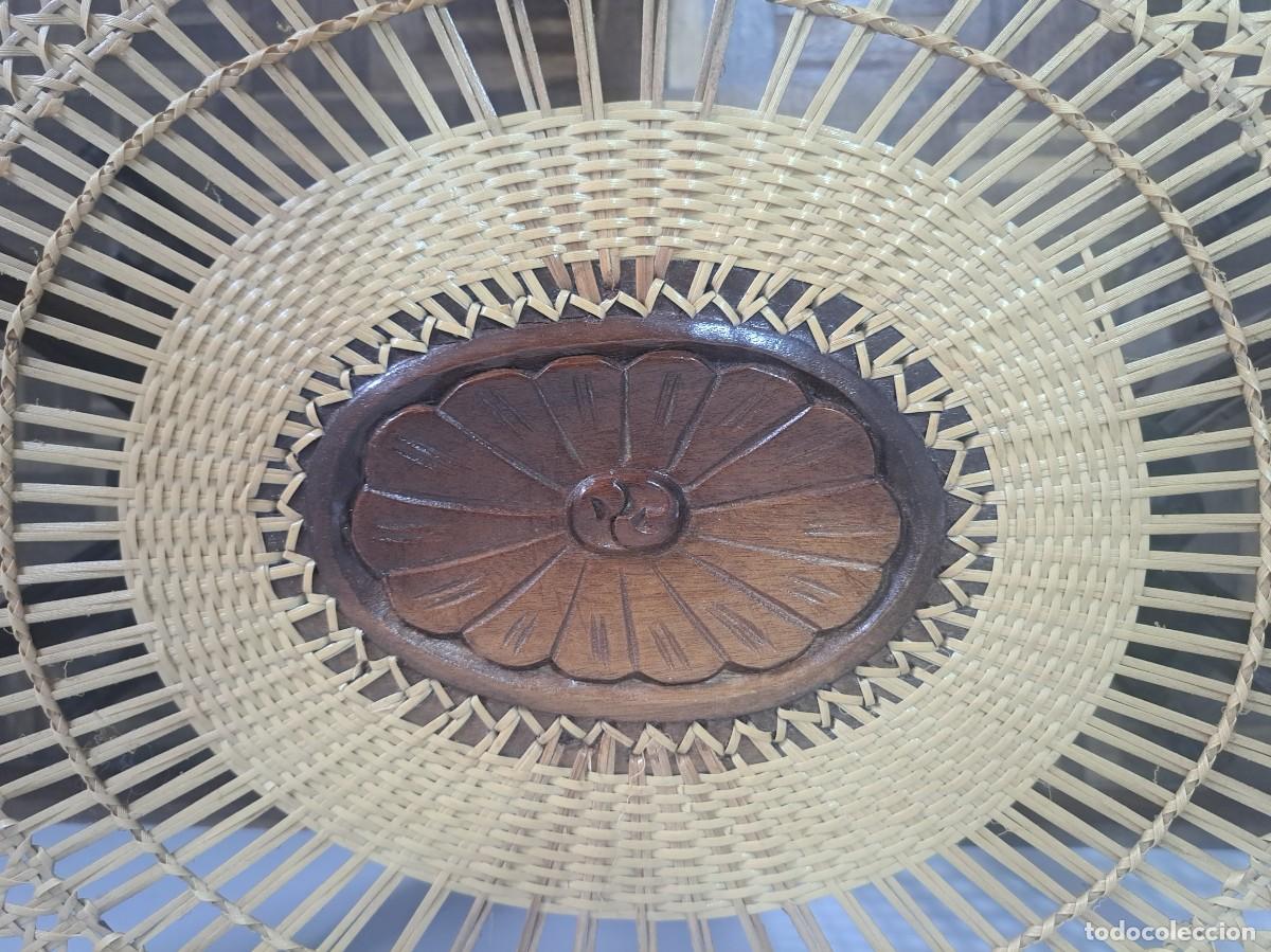 Antig&uuml;edades: Mesa de centro antigua en madera y paja - Foto 5