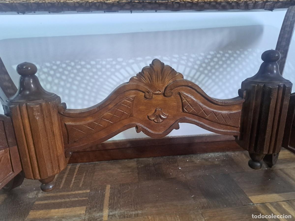 Antig&uuml;edades: Mesa de centro antigua en madera y paja - Foto 10