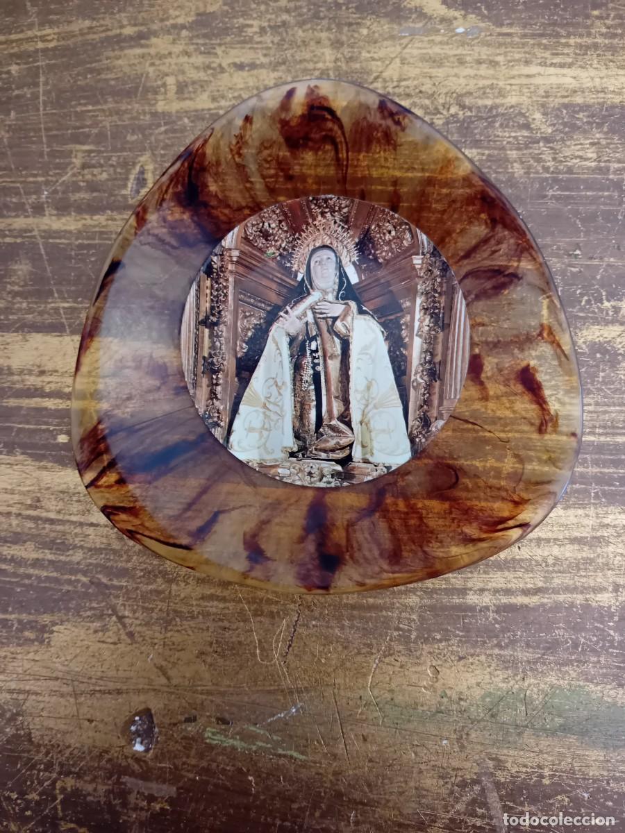 Antig&uuml;edades: Plato triangular con Santa Teresa de Jes&uacute;s de pl&aacute;stico simulando Carey - Foto 1