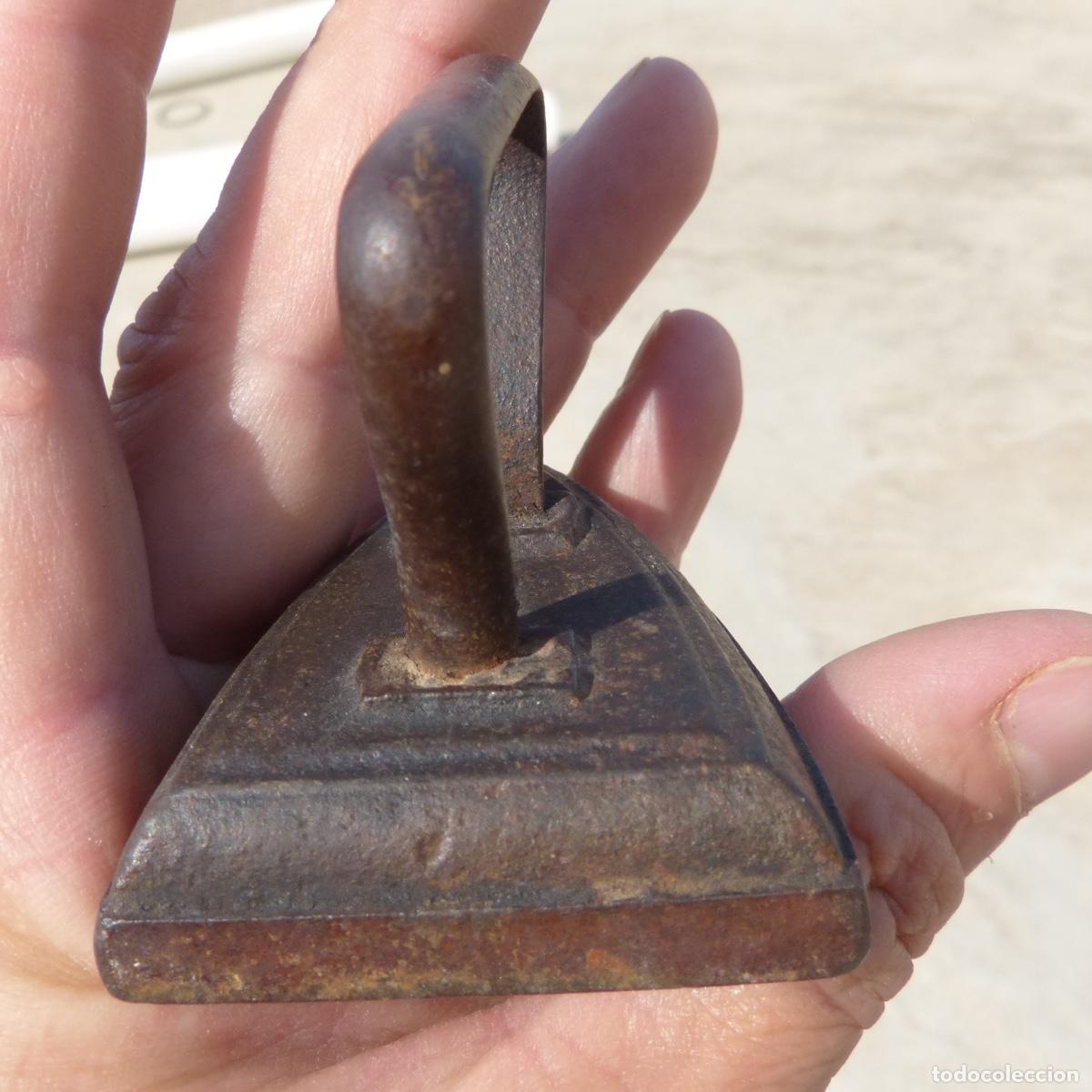 Antig&uuml;edades: Peque&ntilde;a plancha de forja numero 3, 251gr. - Foto 5