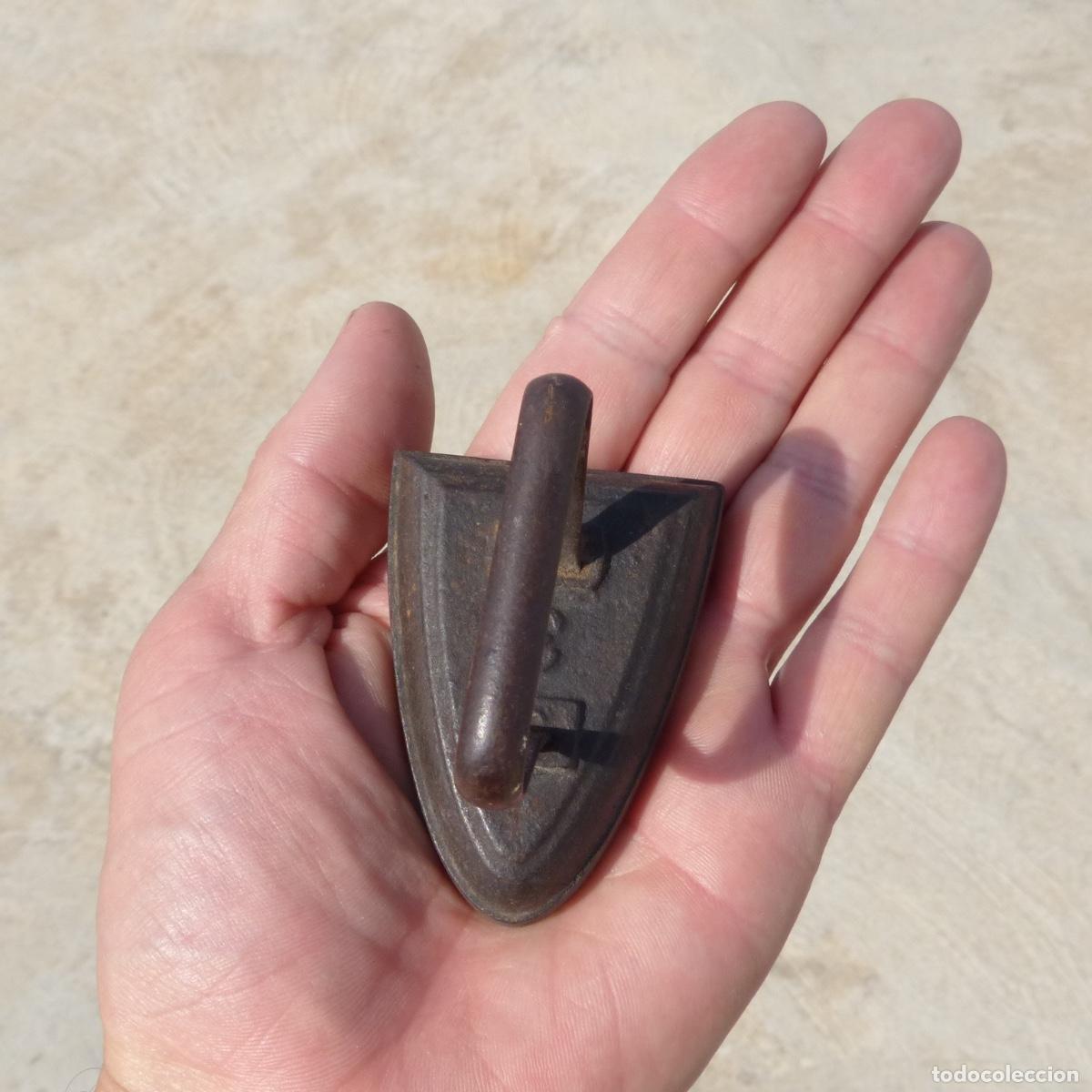 Antig&uuml;edades: Peque&ntilde;a plancha de forja numero 3, 251gr. - Foto 6