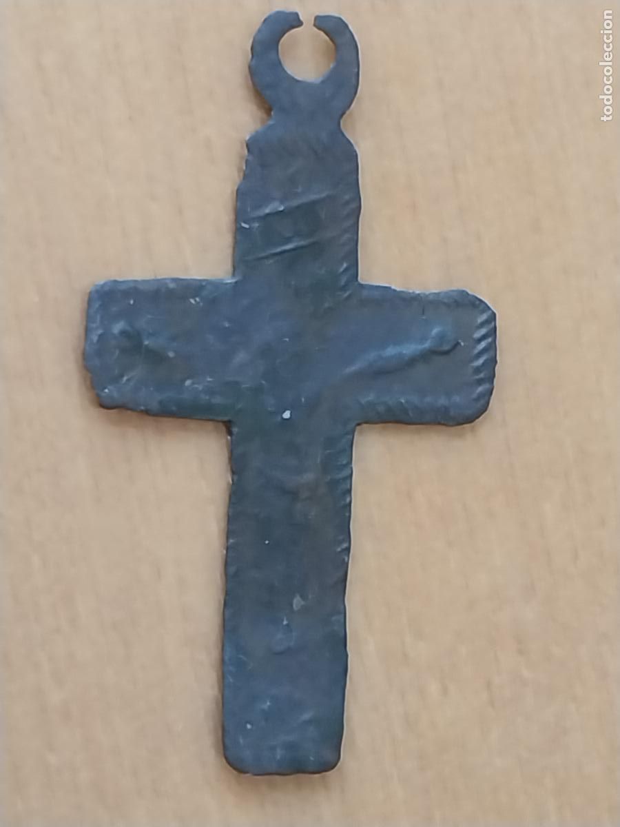 Antiquit&auml;ten: CRUCIFIJO COLGANTE CHAPA OXIDADA MUY ANTIGUO ARGOLLA ROTA 3,1CMS ALTO