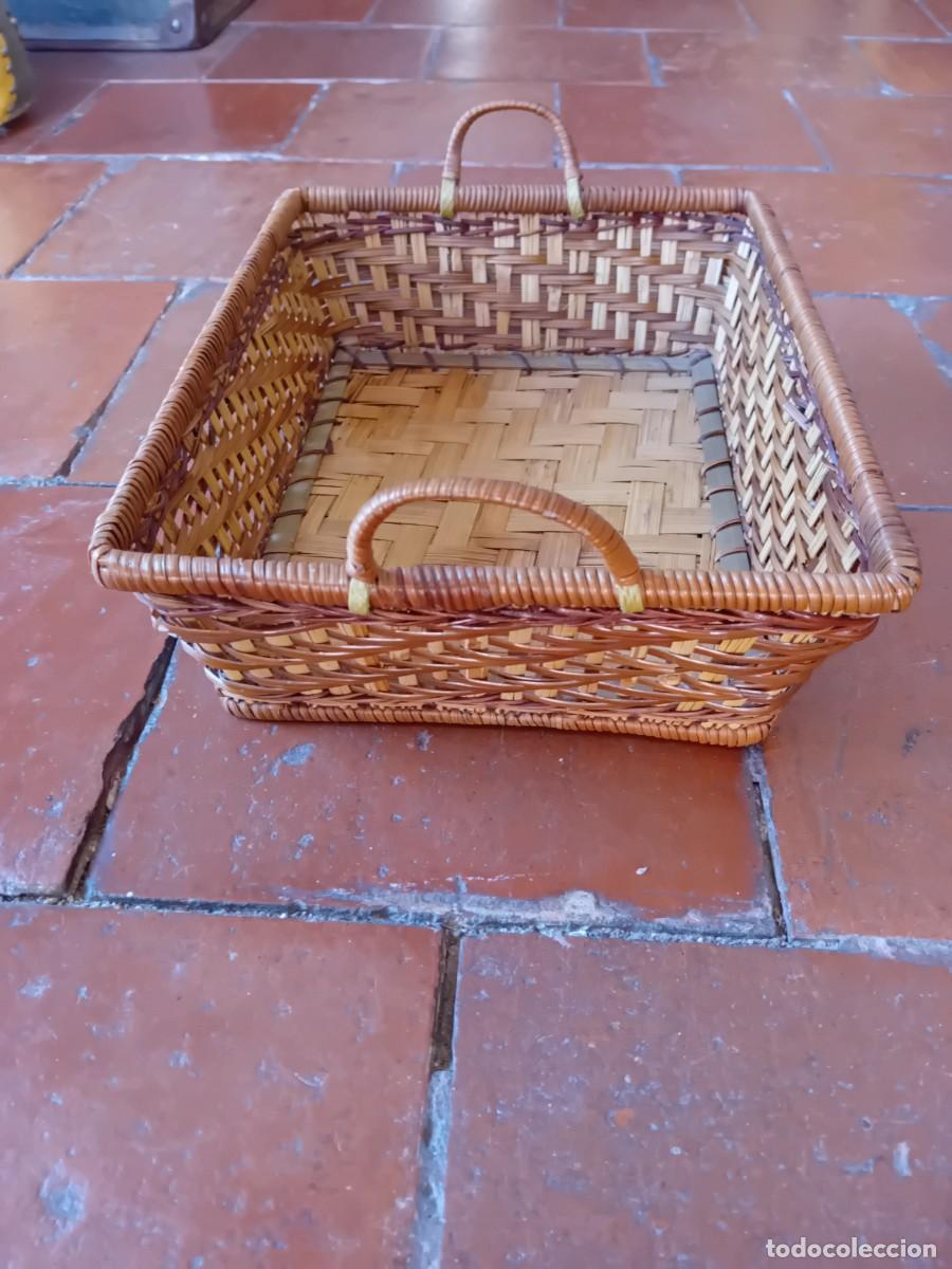 Antig&uuml;edades: Cesta de mimbre rectangular d&eacute;cada de los 70 - Foto 2