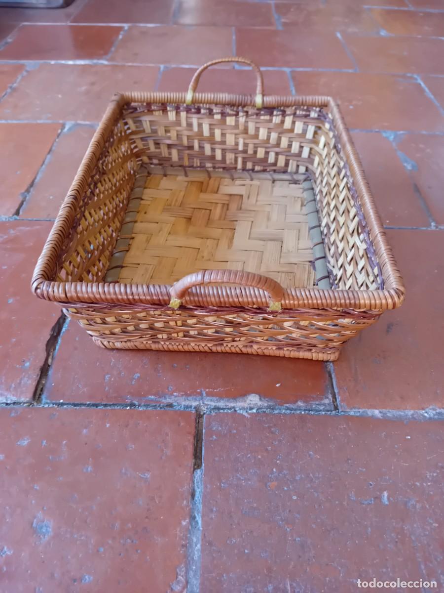 Antig&uuml;edades: Cesta de mimbre rectangular d&eacute;cada de los 70 - Foto 4