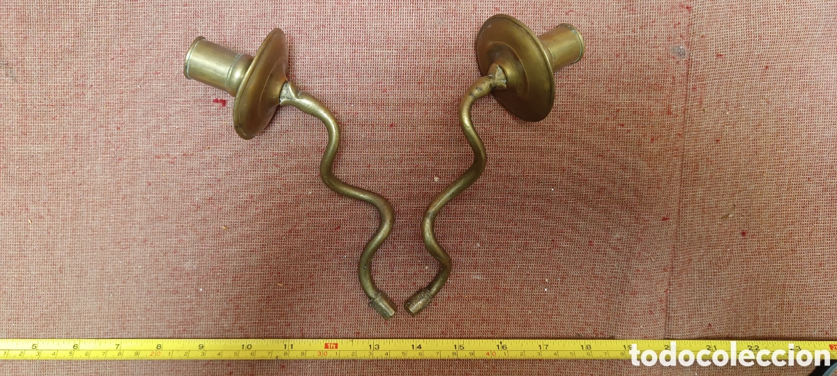 Antig&uuml;edades: Pareja de candelabros de bronce - Foto 1