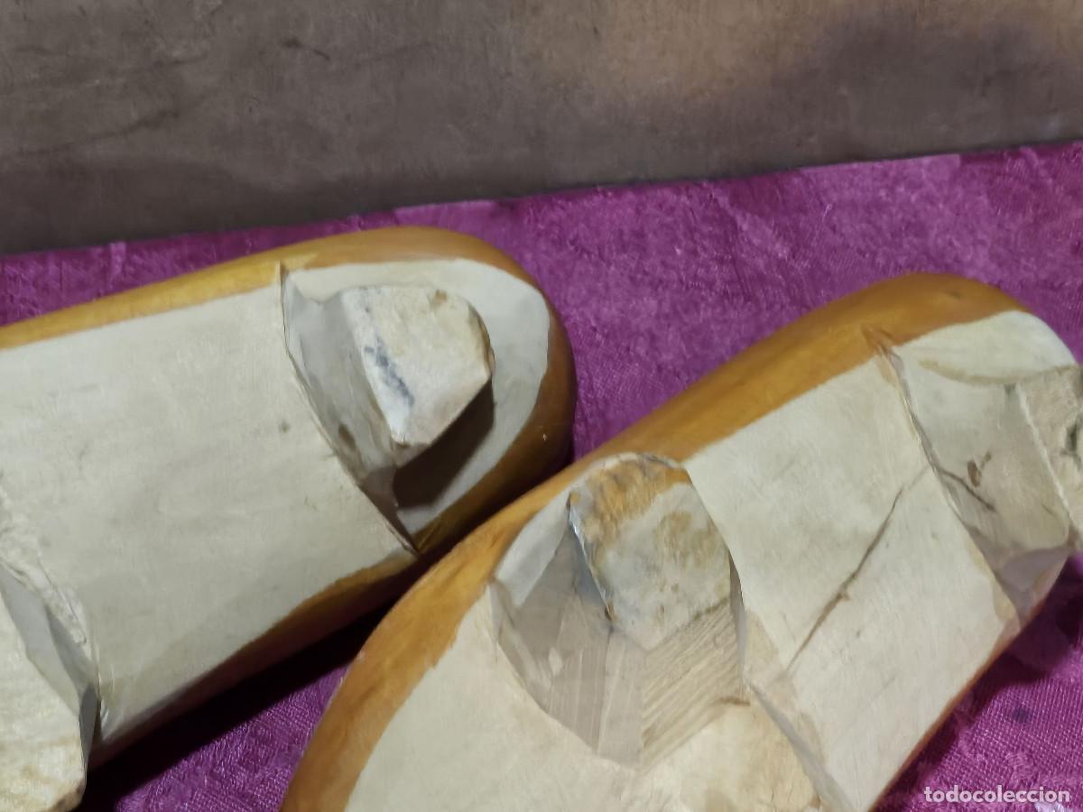 Antig&uuml;edades: parejas de zocos de madera - Foto 3