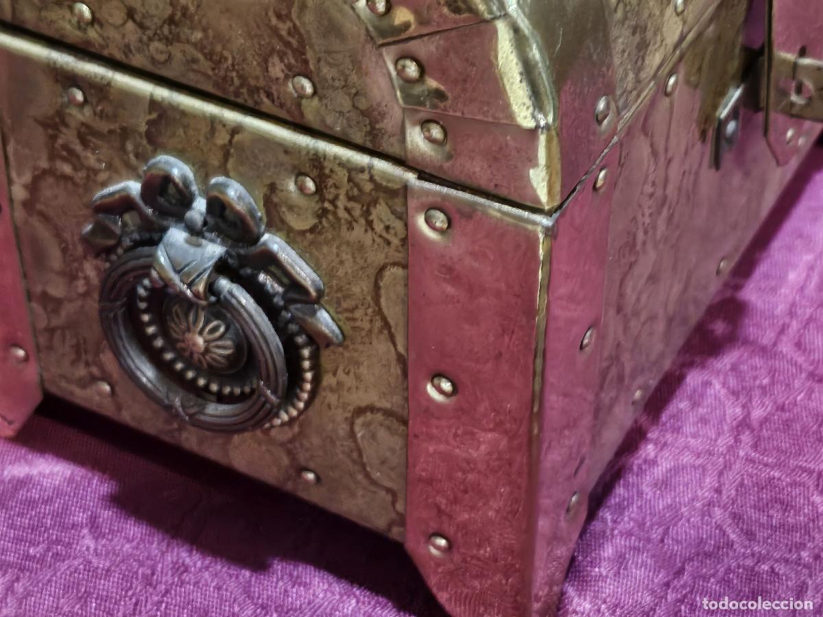 Antig&uuml;edades: cofre recubierto de metal - Foto 3