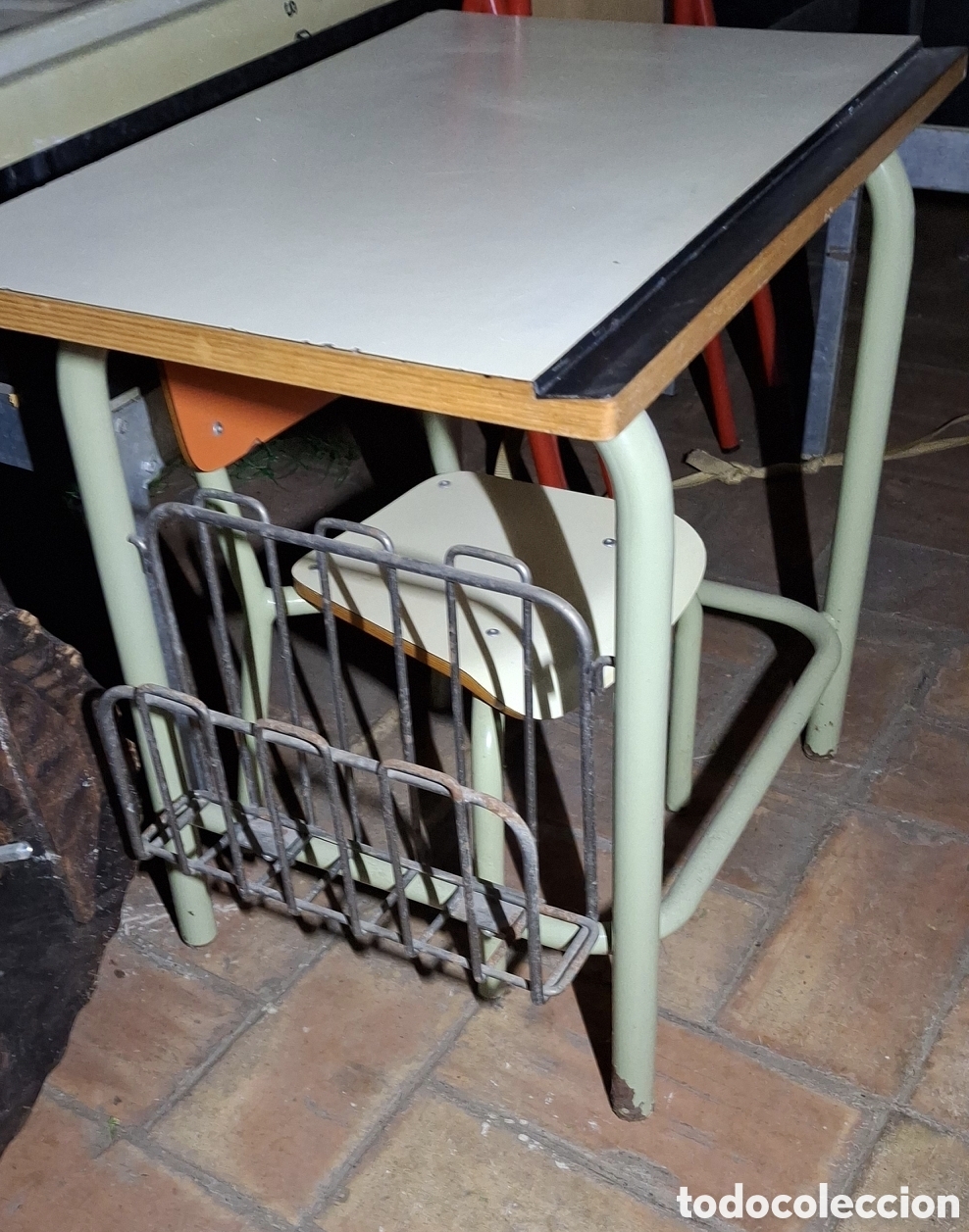 Antig&uuml;edades: mesa y silla de colegio antigua - Foto 1