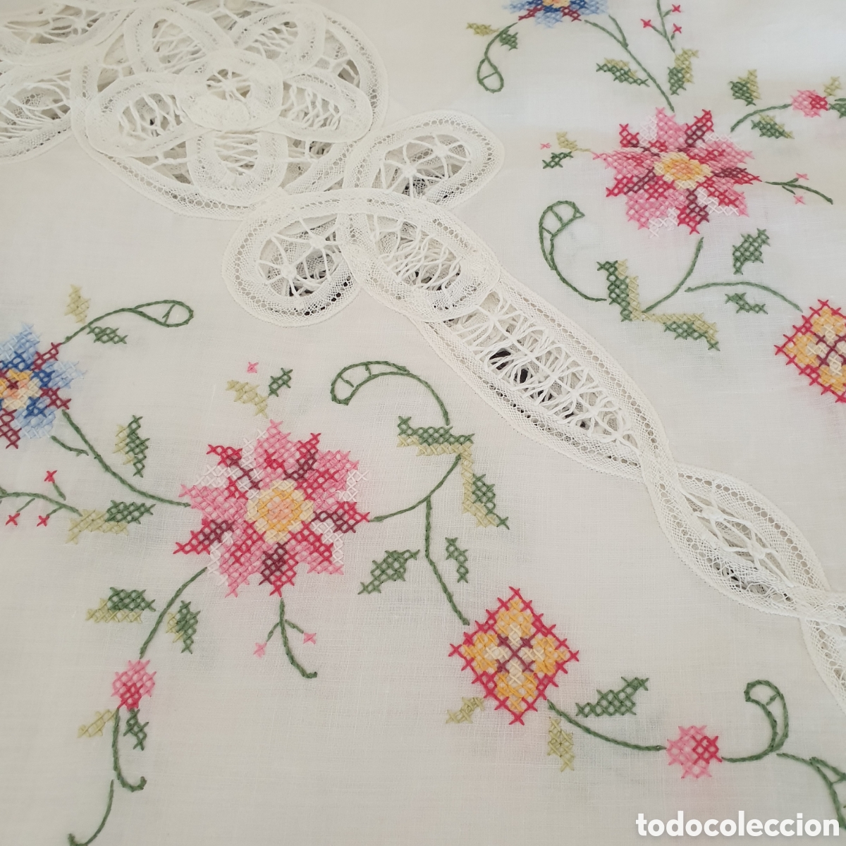 Antig&uuml;edades: MANTEL DE MESA BORDADO A MANO - Foto 1