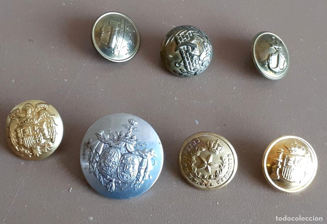 Antig&uuml;edades: 7 botones de metal variado - Foto 1