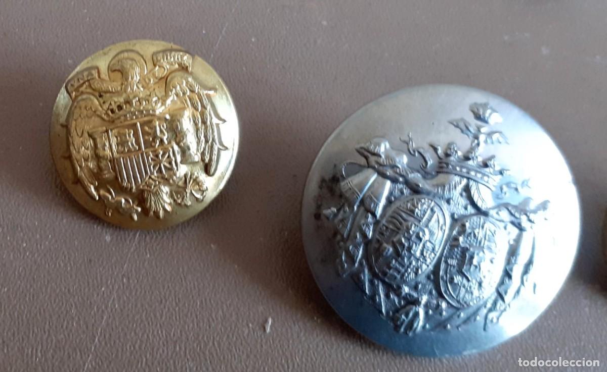 Antig&uuml;edades: 7 botones de metal variado - Foto 2