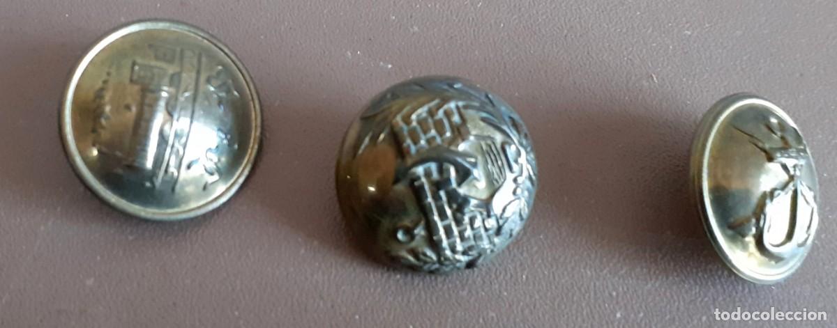 Antig&uuml;edades: 7 botones de metal variado - Foto 3