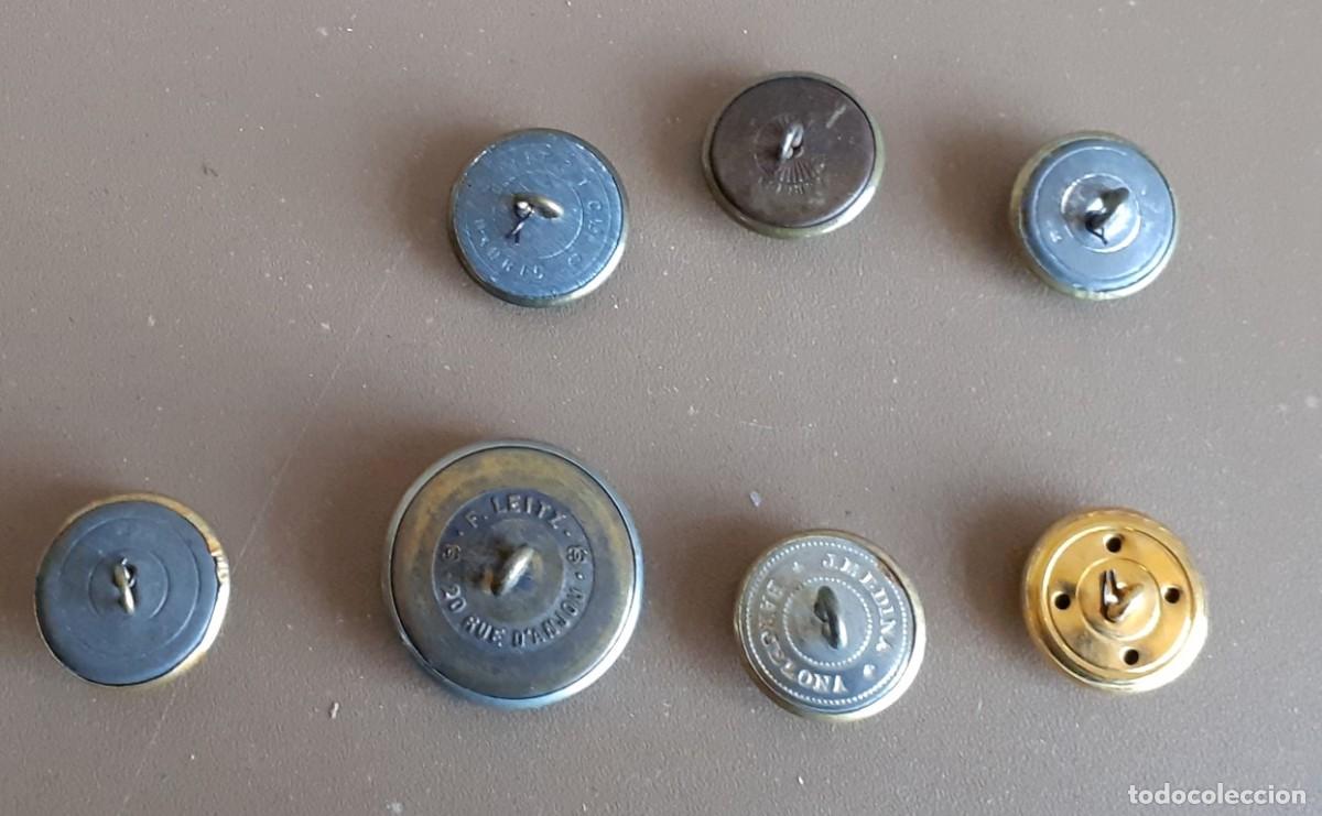 Antig&uuml;edades: 7 botones de metal variado - Foto 4
