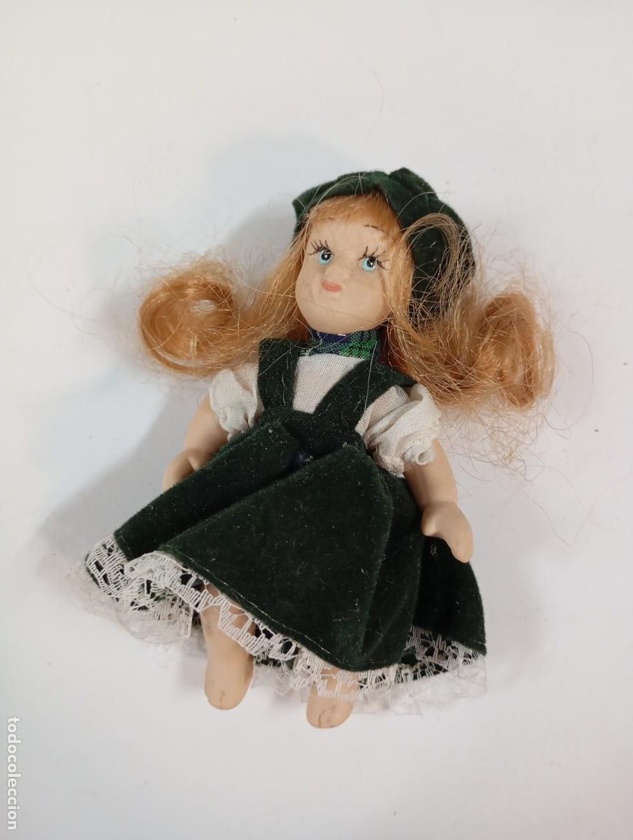 Antiguidades: PEQUE&Ntilde;A MU&Ntilde;ECA DE PORCELANA NI&Ntilde;A CON FALDA Y GORRO. PN06
