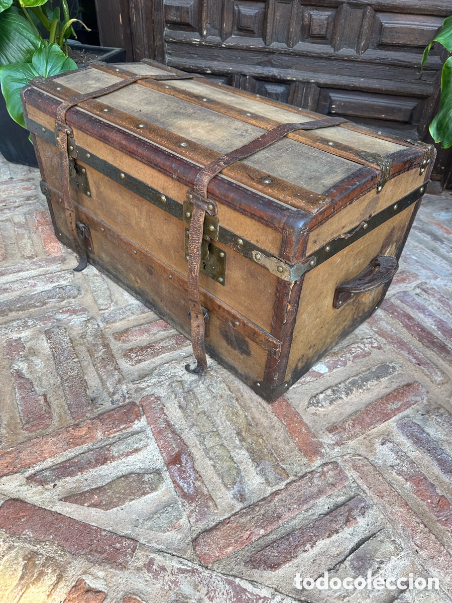 Antig&uuml;edades: Antiguo ba&uacute;l de viaje madera cuero tela a&ntilde;os 20