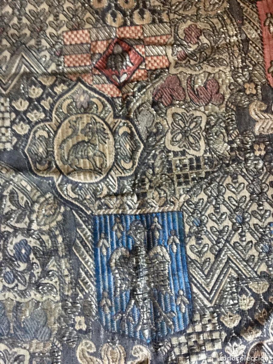 Antig&uuml;edades: Brocado heraldico bordado xix - Foto 1