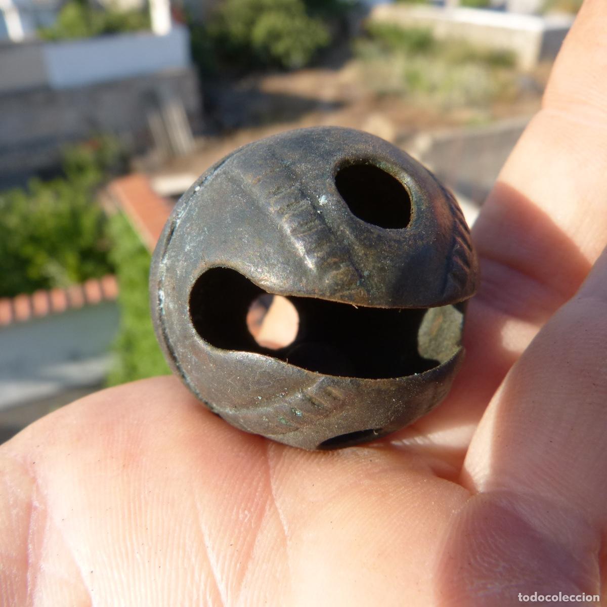 Antig&uuml;edades: Antiguo cascabel de bronce decorado, 41gr. - Foto 1