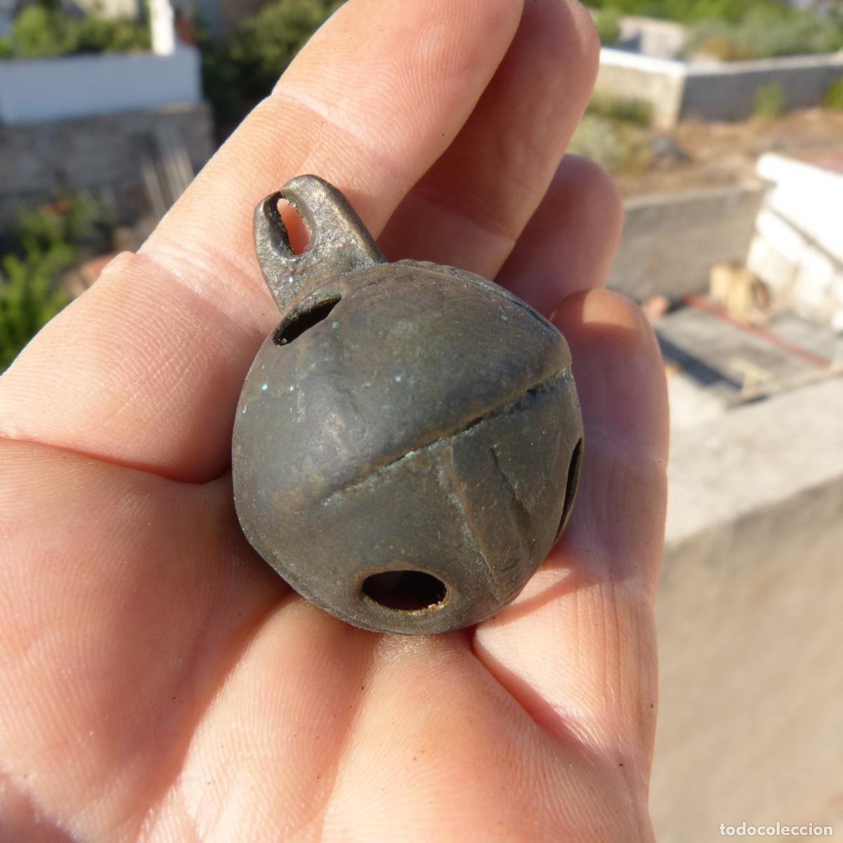 Antig&uuml;edades: Antiguo cascabel de bronce decorado, 41gr. - Foto 2