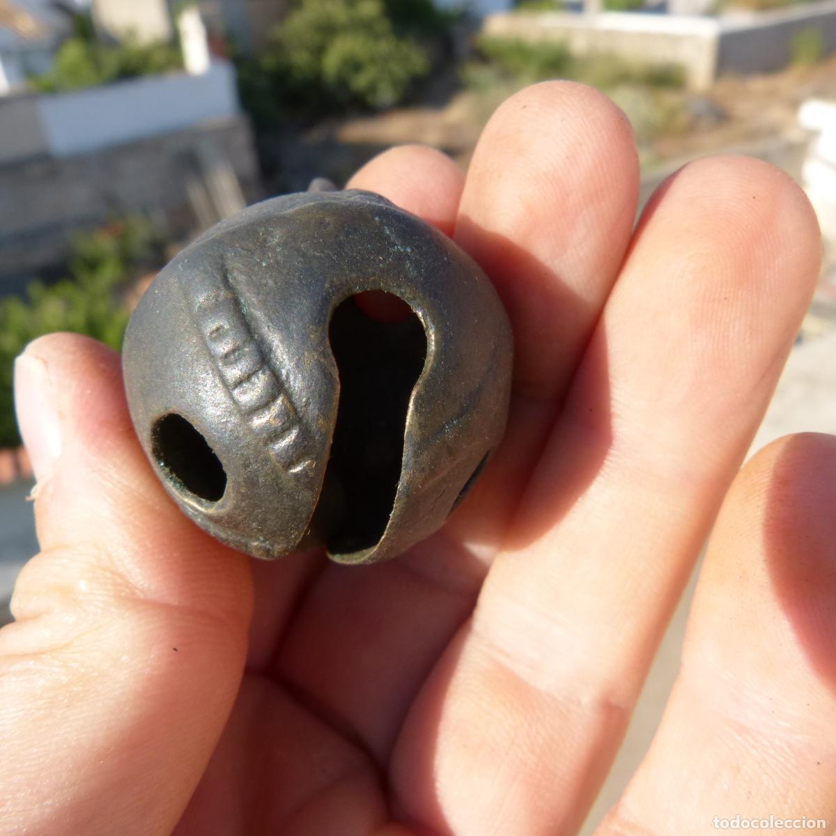Antig&uuml;edades: Antiguo cascabel de bronce decorado, 41gr. - Foto 3