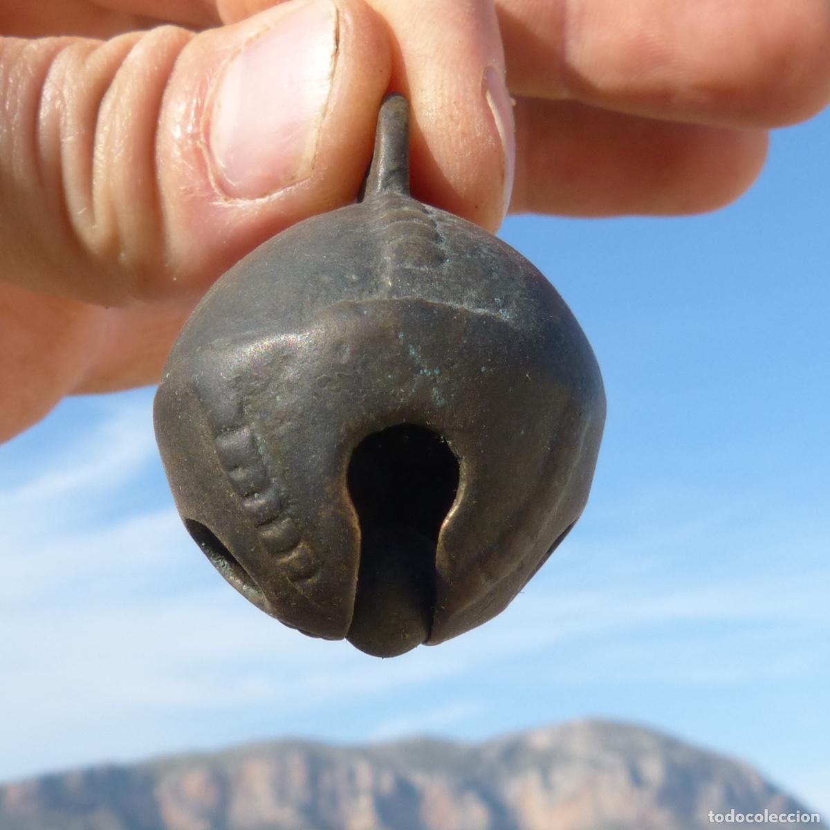 Antig&uuml;edades: Antiguo cascabel de bronce decorado, 41gr. - Foto 5