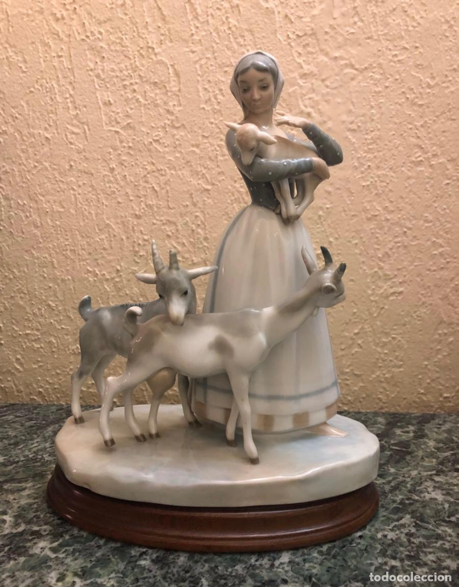 Antig&uuml;edades: Figura Lladr&oacute; Pastora con cabras - Foto 1