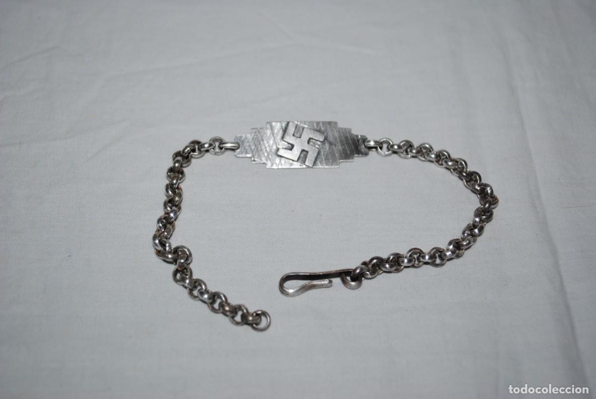 Antig&uuml;edades: ESCLAVA DE PLATA CON CRUZ GAMADA . - Foto 1
