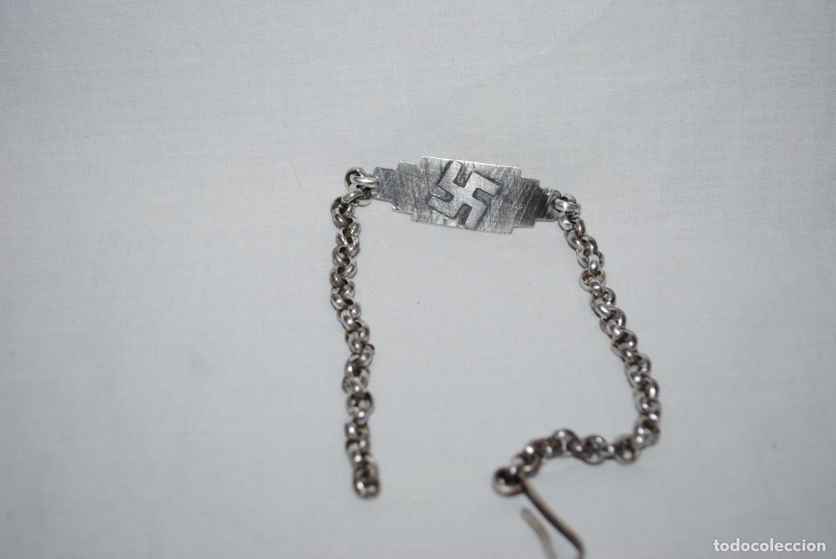 Antig&uuml;edades: ESCLAVA DE PLATA CON CRUZ GAMADA . - Foto 2