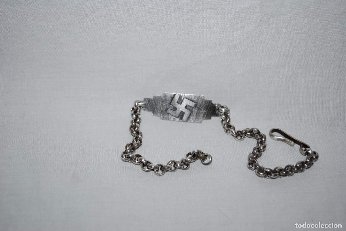 Antig&uuml;edades: ESCLAVA DE PLATA CON CRUZ GAMADA . - Foto 4